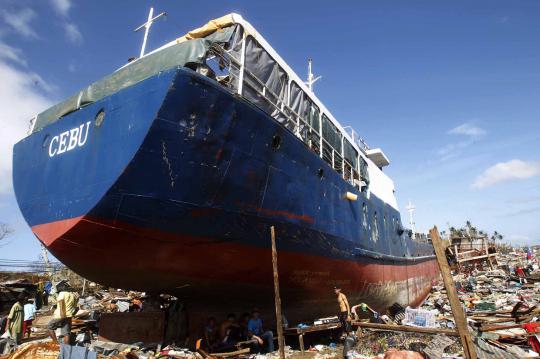 Keganasan Topan Haiyan seret kapal kargo ke daratan