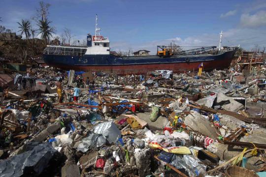 Keganasan Topan Haiyan seret kapal kargo ke daratan