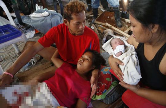 Korban Topan Haiyan melahirkan bayi di lokasi pengungsian