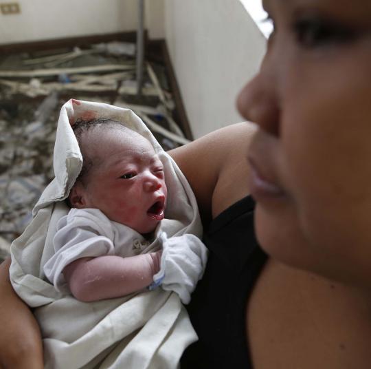 Korban Topan Haiyan melahirkan bayi di lokasi pengungsian