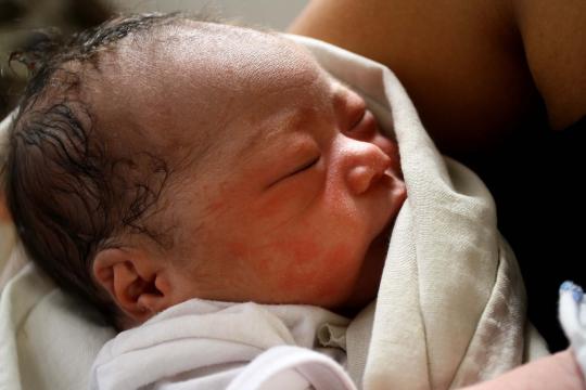 Korban Topan Haiyan melahirkan bayi di lokasi pengungsian