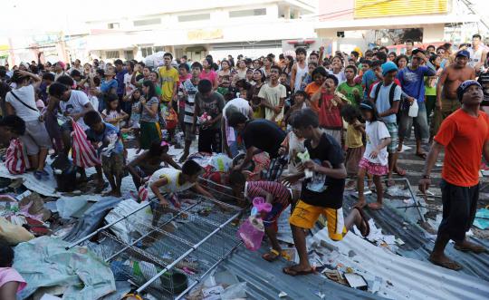 Krisis pangan, korban Topan Haiyan jarah toko dan gudang beras