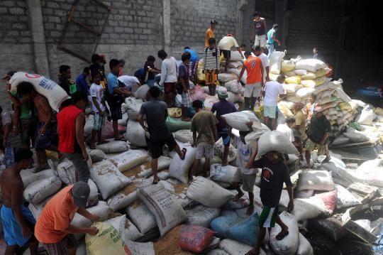 Krisis pangan, korban Topan Haiyan jarah toko dan gudang beras