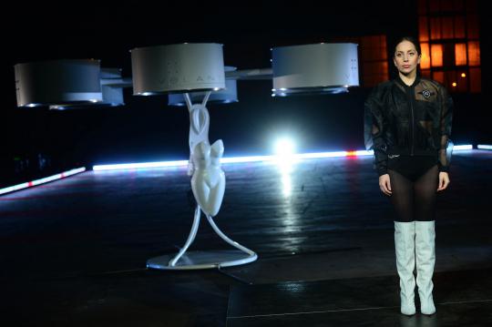 Canggihnya gaun terbang 'Volantis' Lady Gaga