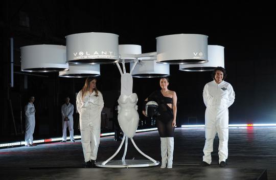 Canggihnya gaun terbang 'Volantis' Lady Gaga