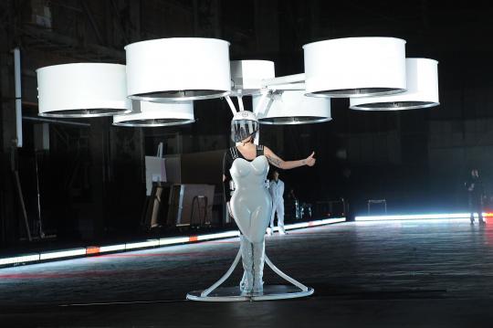 Canggihnya gaun terbang 'Volantis' Lady Gaga