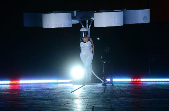 Canggihnya gaun terbang 'Volantis' Lady Gaga