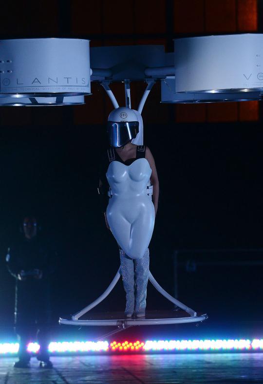Canggihnya gaun terbang 'Volantis' Lady Gaga