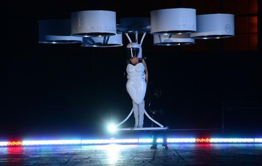 Canggihnya gaun terbang 'Volantis' Lady Gaga