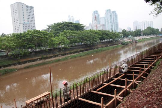 Cegah luapan air sungai, tanggul Kanal Banjir Barat ditinggikan