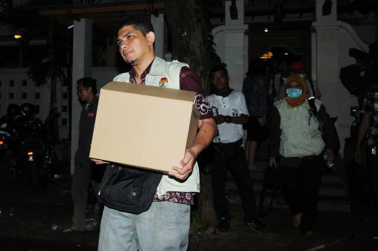 Geledah rumah Anas hingga malam, KPK sita uang Rp 1 miliar