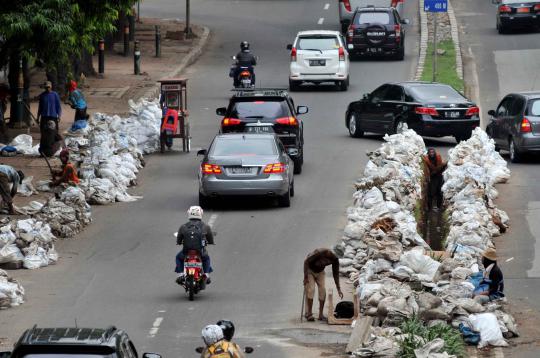 Antisipasi banjir, saluran air di Jalan Rasuna Said dibersihkan