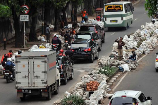 Antisipasi banjir, saluran air di Jalan Rasuna Said dibersihkan