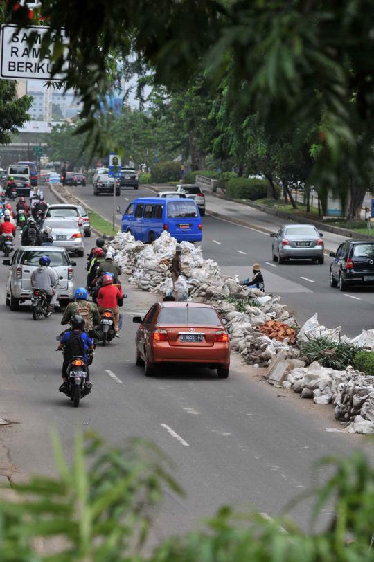 Antisipasi banjir, saluran air di Jalan Rasuna Said dibersihkan