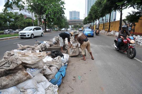 Antisipasi banjir, saluran air di Jalan Rasuna Said dibersihkan