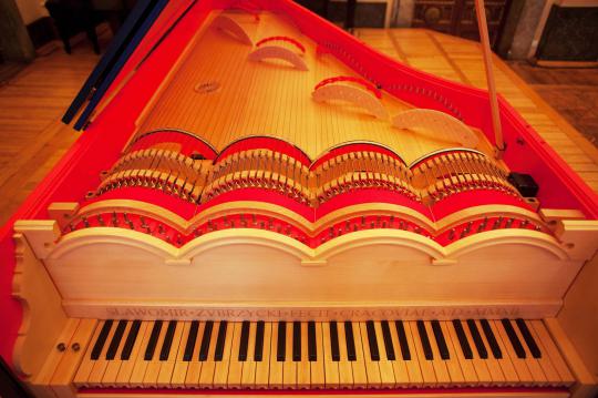 Mengenang Viola Organista, piano abad 15 karya Leonardo da Vinci