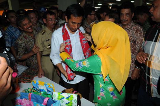 Resmikan Blok B dan C Pasar Minggu, Jokowi disuguhi aksi silat