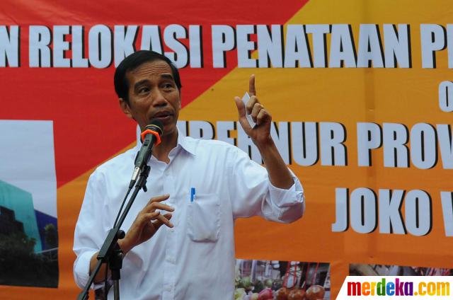Gubernur DKI Jakarta Joko Widodo (Jokowi) memberikan sambutan saat meresmikan relokasi penataan pedagang kaki lima (PKL) di Pasar Minggu Blok B dan C, Jakarta, Rabu (13/11). Sebanyak 843 lapak disediakan untuk para PKL di Pasar Minggu Blok B dan C sesuai dengan jenis barang dagangannya.