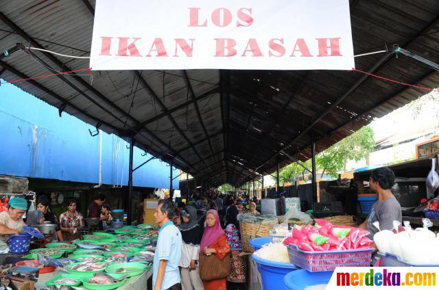 Salah satu los untuk berdagang ikan basah disediakan di Pasar Minggu Blok B dan C, Jakarta, Rabu (13/11).