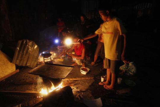 Nestapa korban Topan Haiyan Filipina lewati malam tanpa listrik