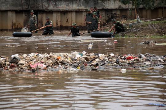 Prajurit TNI AD bersihkan sampah di Kanal Banjir Barat
