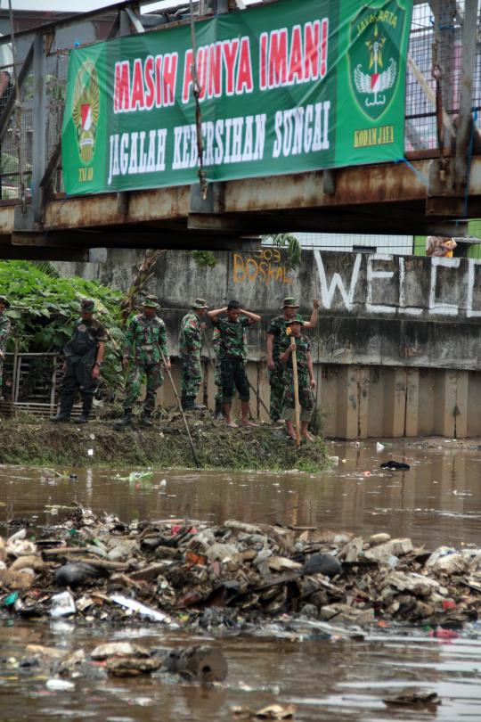 Prajurit TNI AD bersihkan sampah di Kanal Banjir Barat