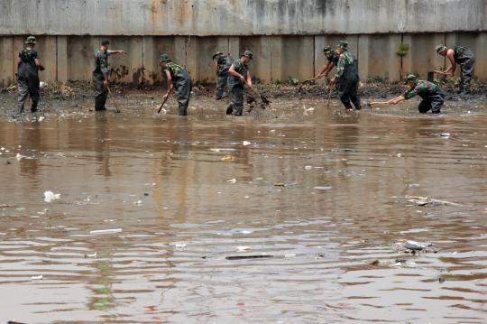 Prajurit TNI AD bersihkan sampah di Kanal Banjir Barat