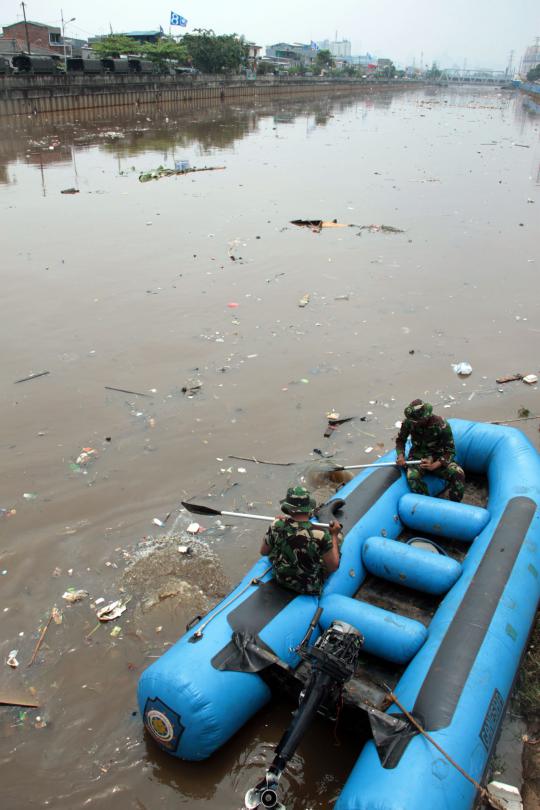 Prajurit TNI AD bersihkan sampah di Kanal Banjir Barat