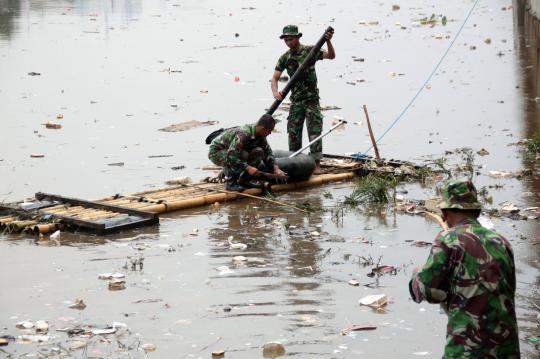 Prajurit TNI AD bersihkan sampah di Kanal Banjir Barat
