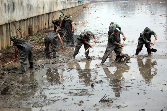 Prajurit TNI AD bersihkan sampah di Kanal Banjir Barat