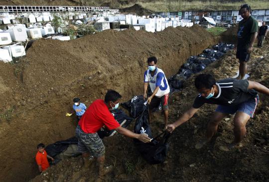 Proses pemakaman massal korban terjangan Topan Haiyan