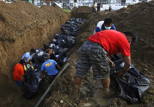 Proses pemakaman massal korban terjangan Topan Haiyan