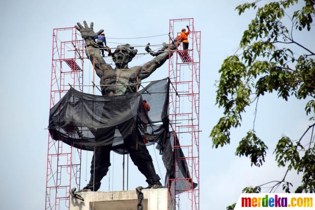 Foto Patung Pembebasan Irian Barat Di Lapangan Banteng