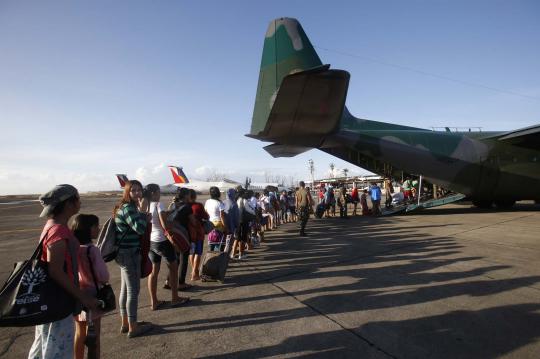 Evakuasi korban selamat Topan Haiyan dengan pesawat AC-130