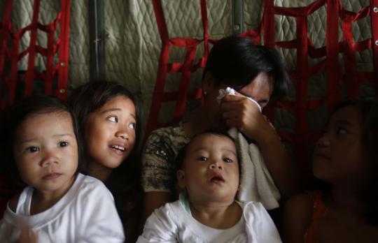 Evakuasi korban selamat Topan Haiyan dengan pesawat AC-130