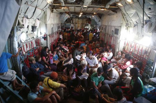Evakuasi korban selamat Topan Haiyan dengan pesawat AC-130