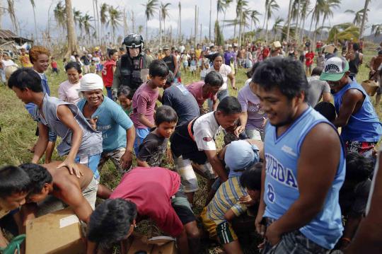 Saat korban Topan Haiyan di Tacloban berebut makanan