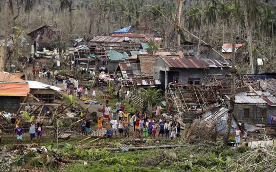 Saat korban Topan Haiyan di Tacloban berebut makanan