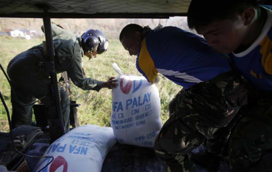 Saat korban Topan Haiyan di Tacloban berebut makanan