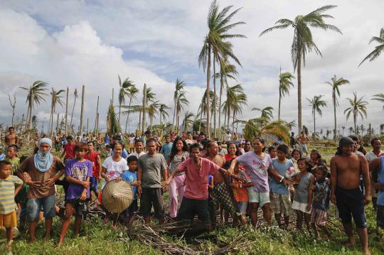 Saat korban Topan Haiyan di Tacloban berebut makanan
