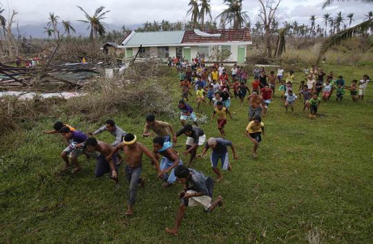 Saat korban Topan Haiyan di Tacloban berebut makanan