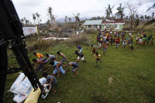 Saat korban Topan Haiyan di Tacloban berebut makanan