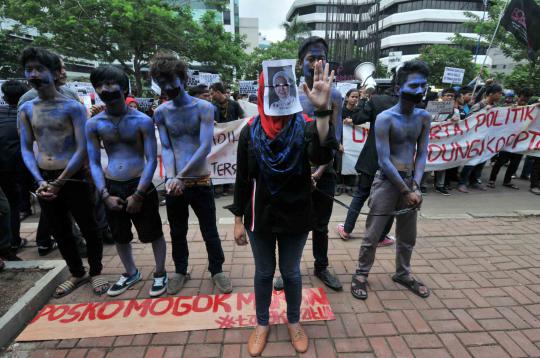 Demo Ratu Atut, aktivis mahasiswa gelar aksi teatrikal di KPK