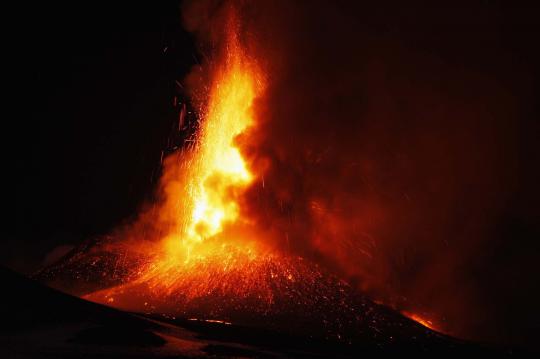 Dahsyatnya semburan lahar panas gunung berapi tertinggi di Eropa