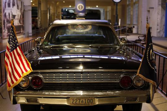 Melihat limousine John F. Kennedy di Museum Henry Ford