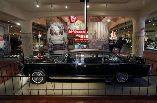 Melihat limousine John F. Kennedy di Museum Henry Ford