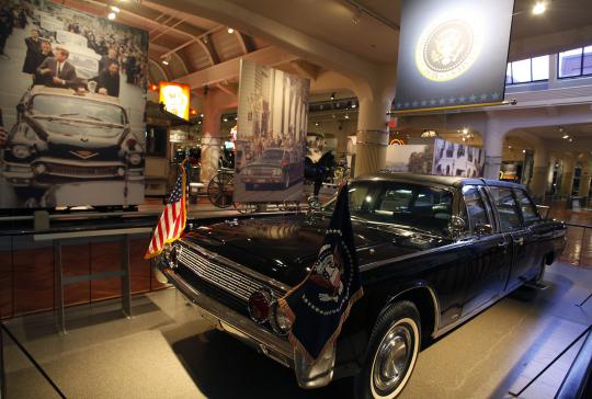 Melihat limousine John F. Kennedy di Museum Henry Ford