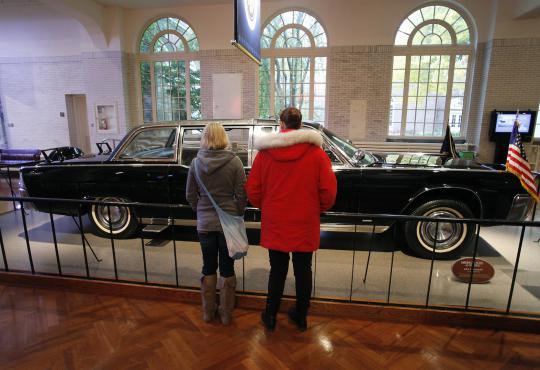 Melihat limousine John F. Kennedy di Museum Henry Ford