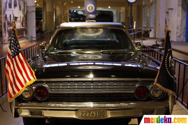 Foto Melihat limousine John F Kennedy di Museum Henry