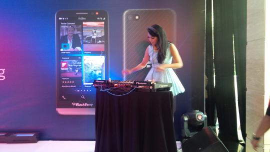 DJ dan SPG cantik meriahkan launching BlackBerry Z30